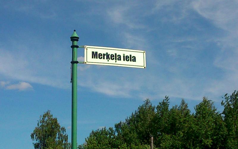 Abb. 12: Eine Merkelstraße gibt es in nahezu jedem Ort, der auf sich hält. Sie ist aber keineswegs nach unserer Landesmutter benannt, sondern nach Garlieb Helwig Merkel (1769-1850), dem deutsch-baltischen Publizisten und Schriftsteller