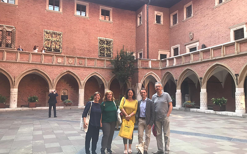 Alcuni delegati italiani in visita all’affascinante cortile del Collegium Maius dell’Università Jagellonica di Cracovia.